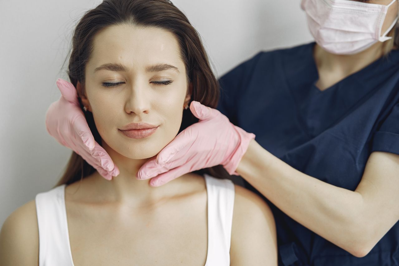 Inicio Aesthetician provides a relaxing facial treatment to a woman in a spa, enhancing her beauty and skincare routine.